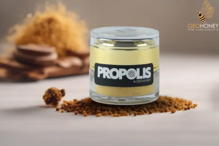 Image depicting a jar of propolis powder and a bottle of propolis liquid, surrounded by honeycombs and bees.